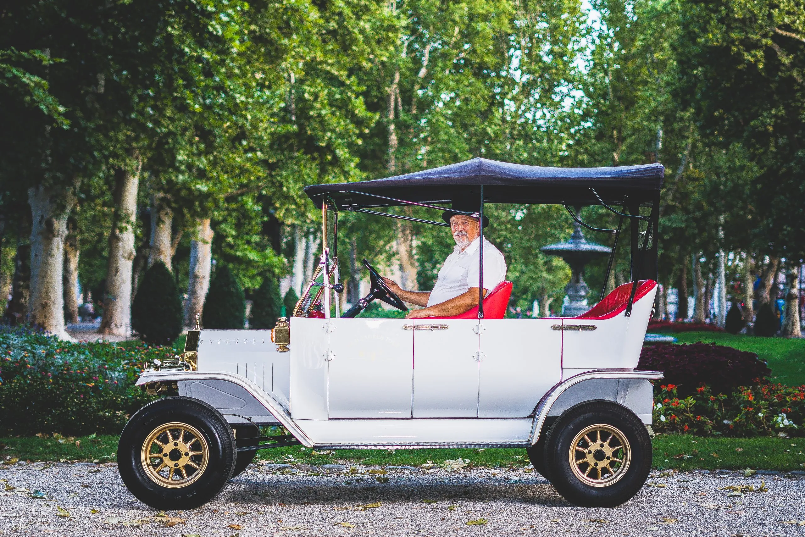 Vodič s cilindrom u Oldy autu